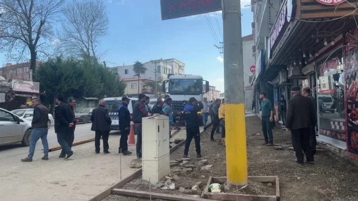 Esnaf ile kaldırım yenileme çalışması yapan işçiler arasında kavga: 2 yaralı
