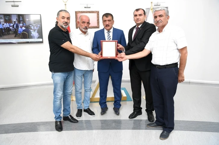 Esnaf Oda Başkanlarından Gürkan’a plaket
