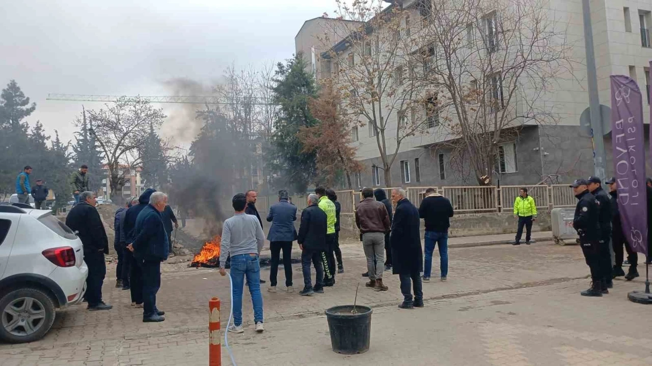 Esnaflar daralan yol için eylem yaptı
