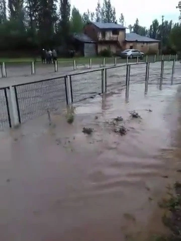 Etkili olan sağanak dereleri taşırdı
