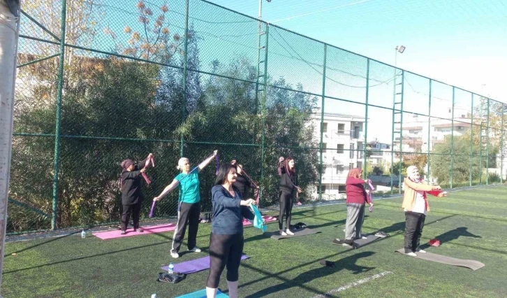 Ev hanımları güne sabah sporuyla başlıyor
