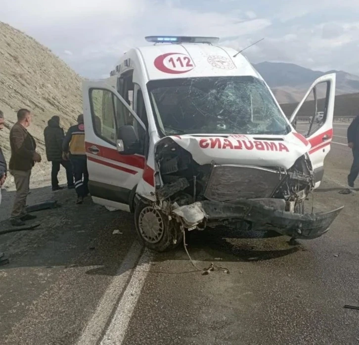 Evde bakım ambulansı yoldan çıktı: 4 yaralı
