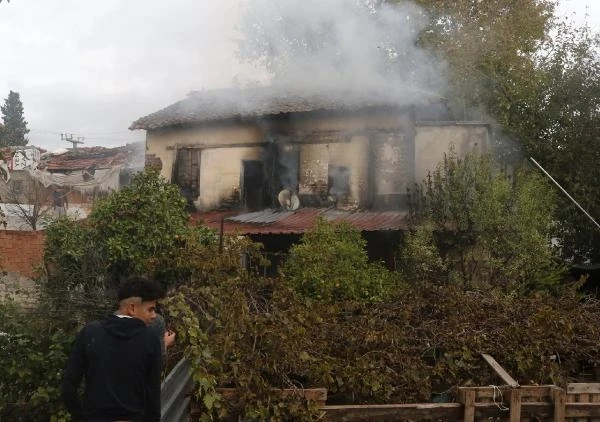 Evde yangın çıktı; baba tekerlekli sandalyedeki oğlunu kurtardı