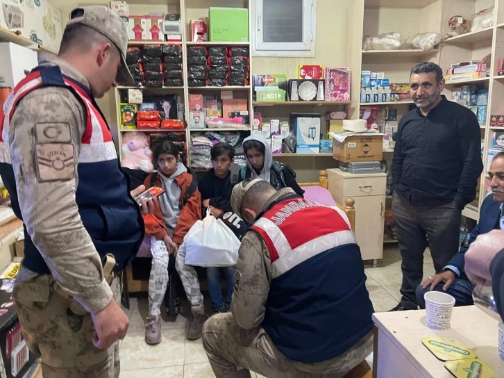 Evden kaçıp kaybolan kardeşleri market sahibi buldu
