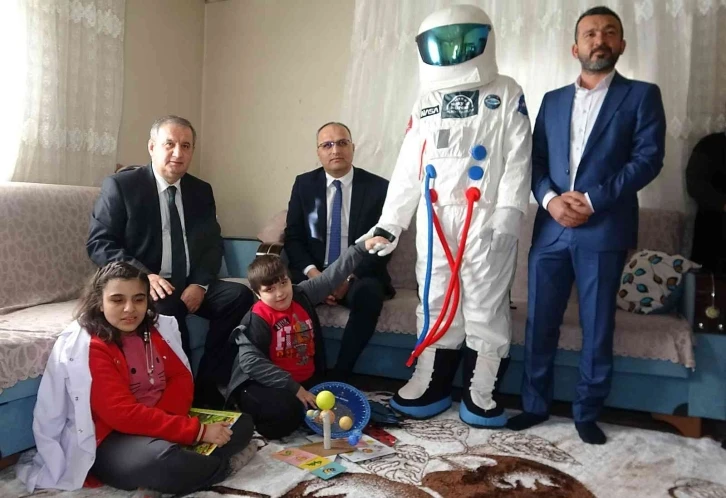 Eve astronot  geldi: Evde eğitim alan özel kardeşlerin hayali gerçek oldu
