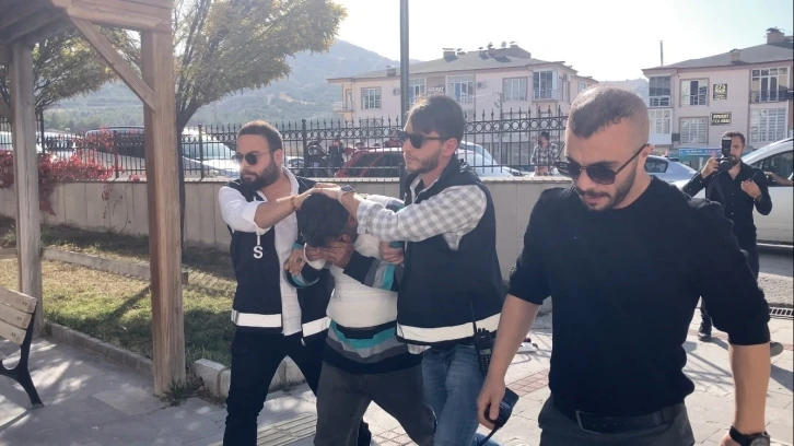 Evinde darp edilerek öldürülen yaşlı adamın katil zanlısı adliyeye sevk edildi
