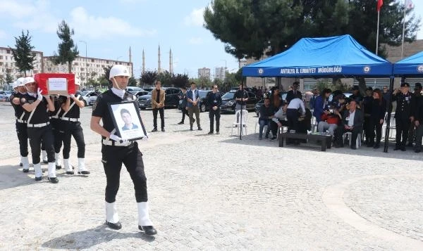 Evine dönerken kaza yapan polis memuru hayatını kaybetti (2)