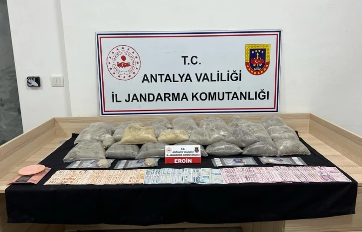 Evini uyuşturucu imalathanesine çevirdi, jandarma operasyonuyla yakalandı
