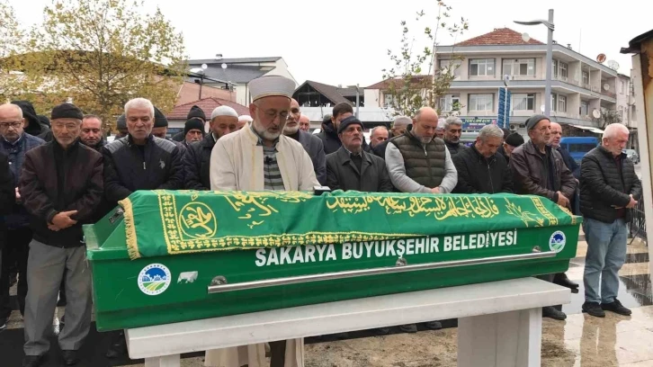 Evinin salonunda ölü bulunmuştu, kız kardeşinin yanına defnedildi
