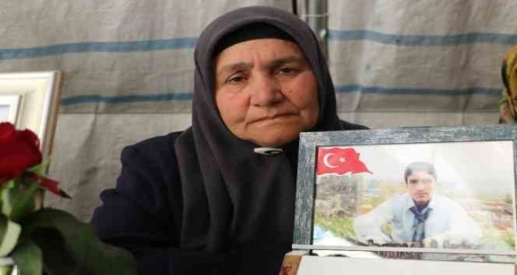 Evlat nöbetindeki anne: 'İnşallah ölmeden çocuğumu görürüm'