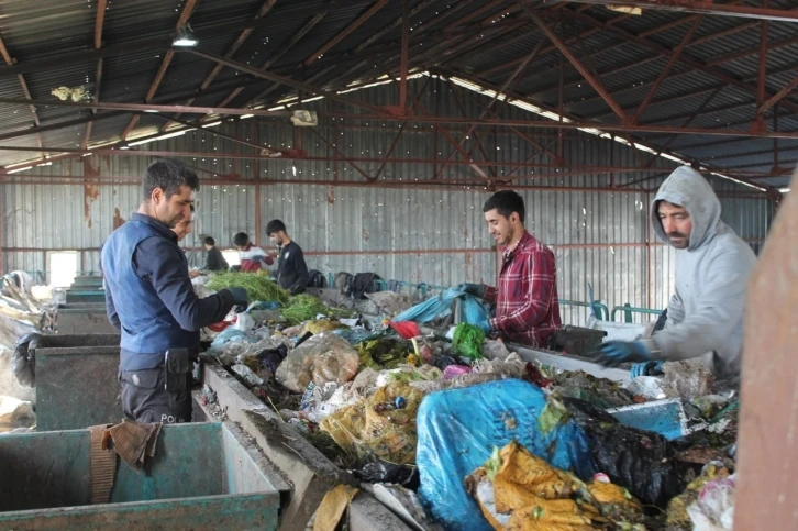 Evlerdeki çöpler belediyenin tesisinde önce ayrıştırılıyor sonra enerjiye dönüştürülüyor
