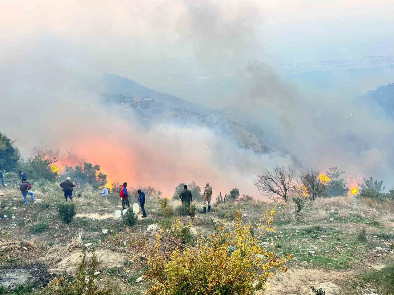 Evlere sıçrayan yangına müdahale için çevre illerden destek istendi
