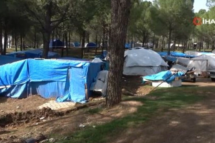 Evleri yıkılan aileler ormanı mesken tuttu: 'Kendimizi burada güvende hissediyoruz'