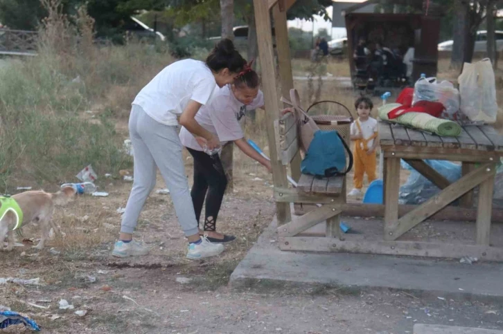 Evlerinden getirdikleri süpürge ve küreklerle temizlik yaptılar
