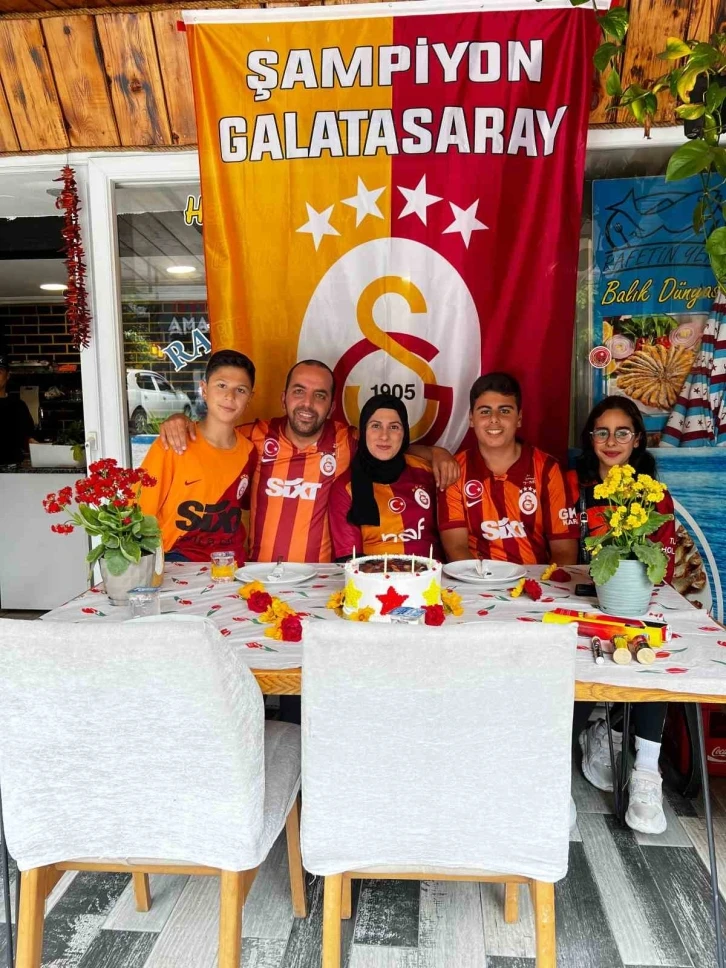 Evliliklerinin 17. yıl dönümünü Galatasaray şampiyonluğuyla beraber kutladılar
