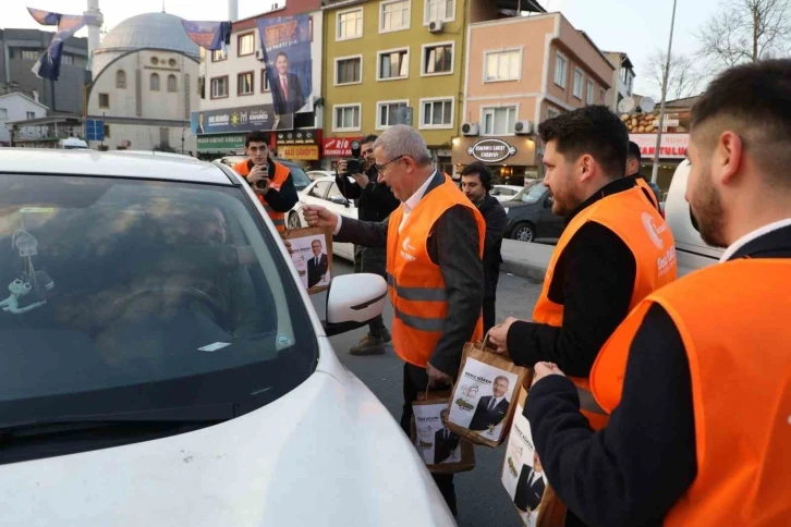 Eyüpsultan’da trafikte kalan vatandaşlara iftariyelik ikramlarda bulundu
