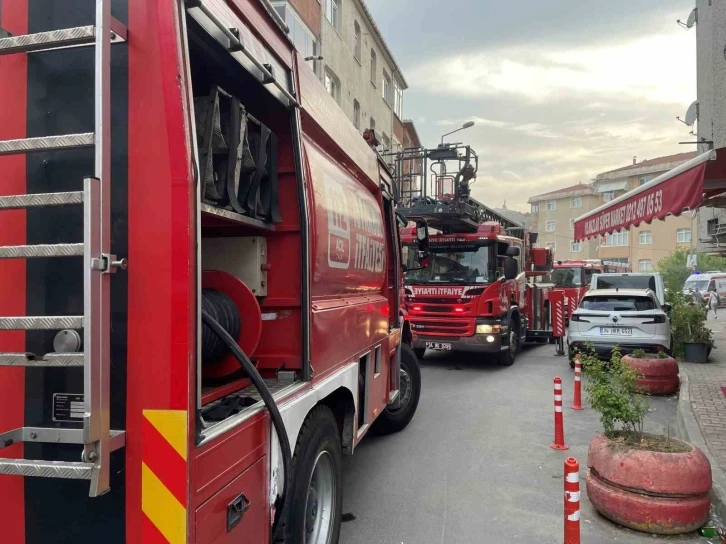 Eyüpsultan’da yangında can pazarı: Mahsur kalan 20 kişi tahliye edildi, 4 kişi dumandan etkilendi
