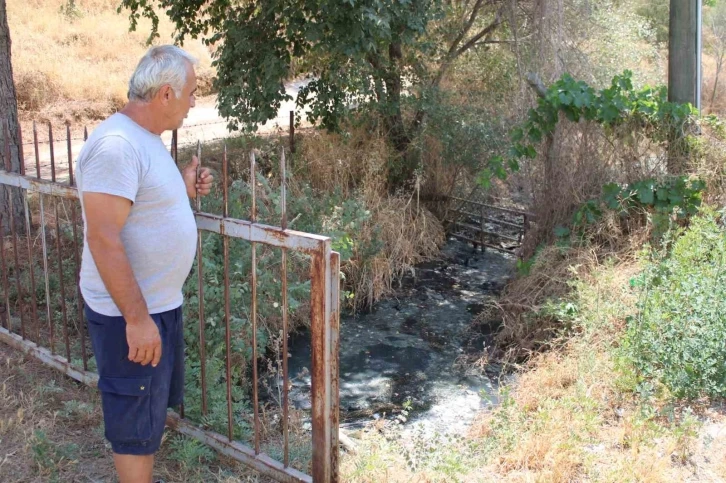 Fabrikanın atık suyu vatandaşı mağdur etti
