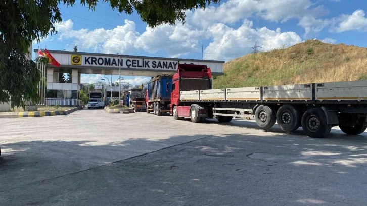 Fabrikanın bacasından çıkan duman isyan ettirdi
