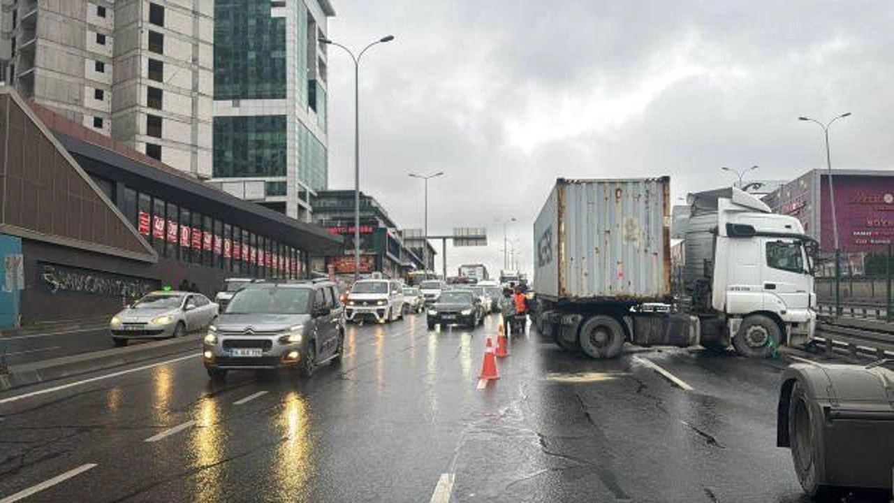 Faciadan dönüldü! İstanbul'da zincirleme kaza