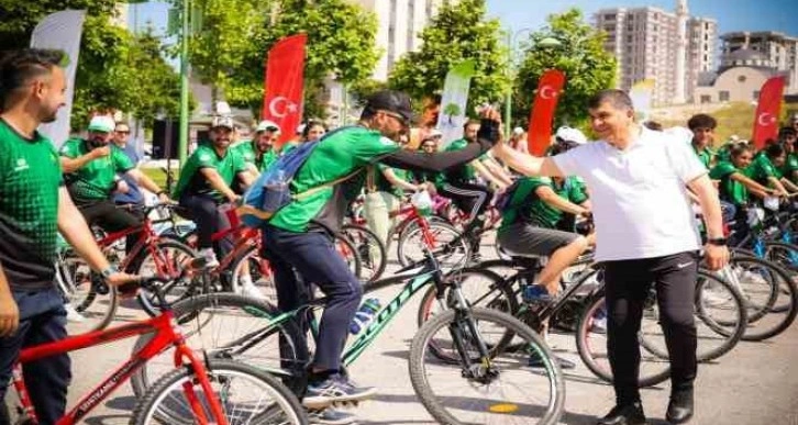 Fadıloğlu, gençlerle birlikte pedal çevirdi