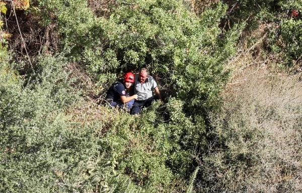 Falezlerden düştü, ekipler tarafından kurtarıldı