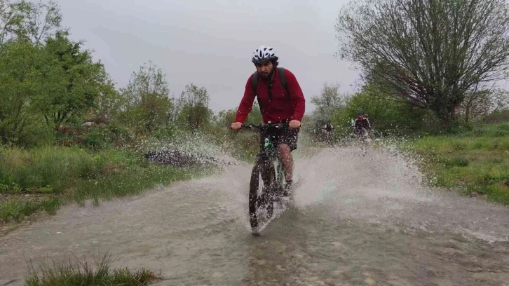 Farkındalık için yağmur altında zorlu köy yollarında 50 kilometre pedal çevirdiler
