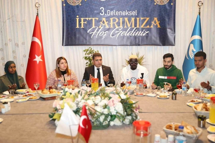 Farklı ülkelerden öğrenciler iftarda buluştu
