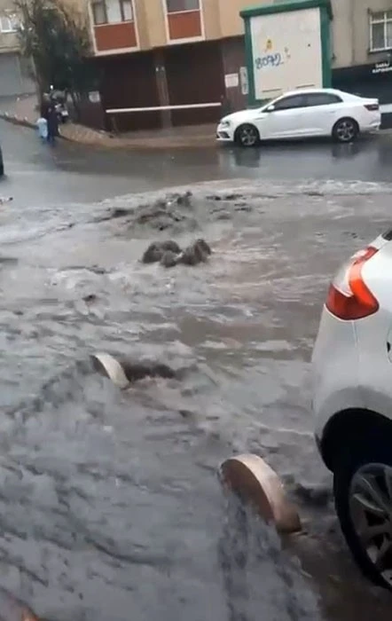 Fatih’te sağanak yağış başladı, Bayrampaşa’da rögar taştı
