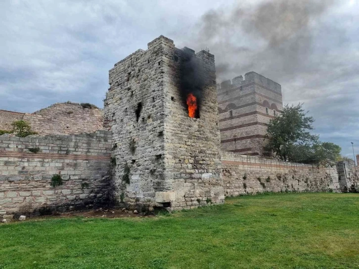 Fatih’te tarihi surlardaki kule alev alev yandı
