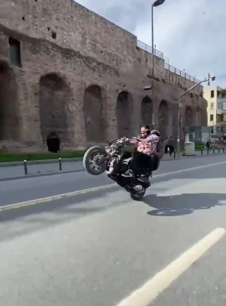 Fatih’te tek teker kullandığı motosikletle tehlike saçtı: O anlar kamerada
