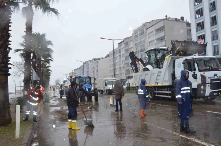 Fatsa’da dev dalgalar karayoluna ulaştı
