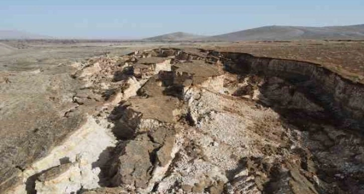 Fay hattının başlangıcındaki arazide oluşan devasa yarıklar dronla görüntülendi