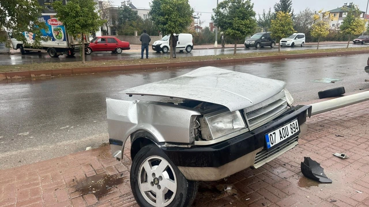 Feci kaza! Direğe çarpan otomobil iki parçaya ayrıldı