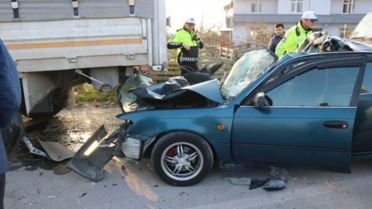 Feci kaza! Park halindeki kamyona ok gibi saplandı