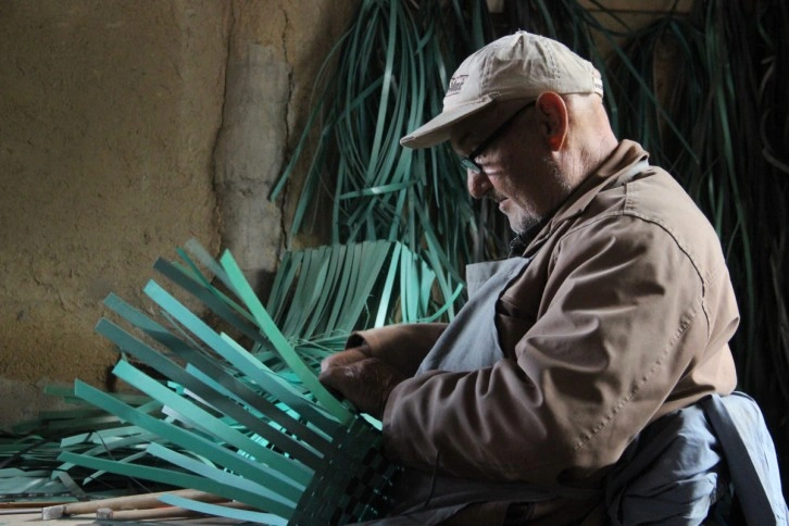 Felçli haliyle plastik atıklardan çanta yapıyor