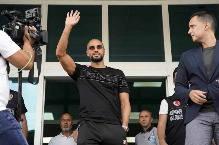 Fenerbahçe, Sofyan Amrabat’ı satın alma opsiyonuyla kiraladığını açıkladı
