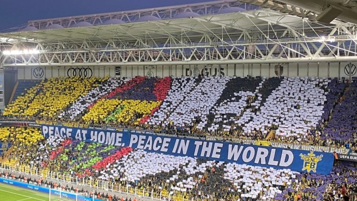Fenerbahçe'den ''Yurtta sulh, cihanda sulh'' koreografisi