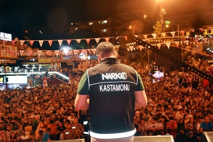 Festivalde sahneye çıkan polis ekiplerinden binlerce vatandaşa "uyuşturucu" uyarısı
