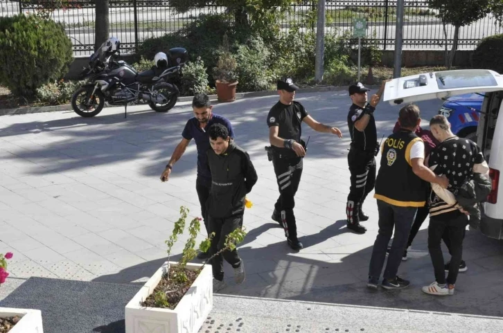 Fethiye’de kendini polis olarak tanıtan 2 gaspçı tutuklandı
