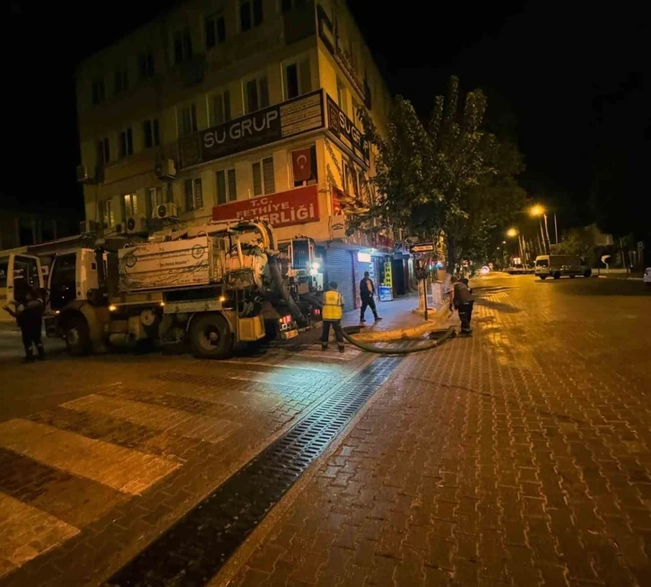 Fethiye’de yağmursuyu hatları taşkınlara karşı temizleniyor
