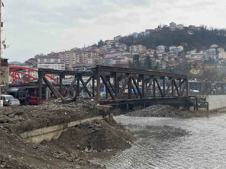 Fevkani Köprüsü’nün yıkımı son parçanın sökülmesiyle tamamlanacak
