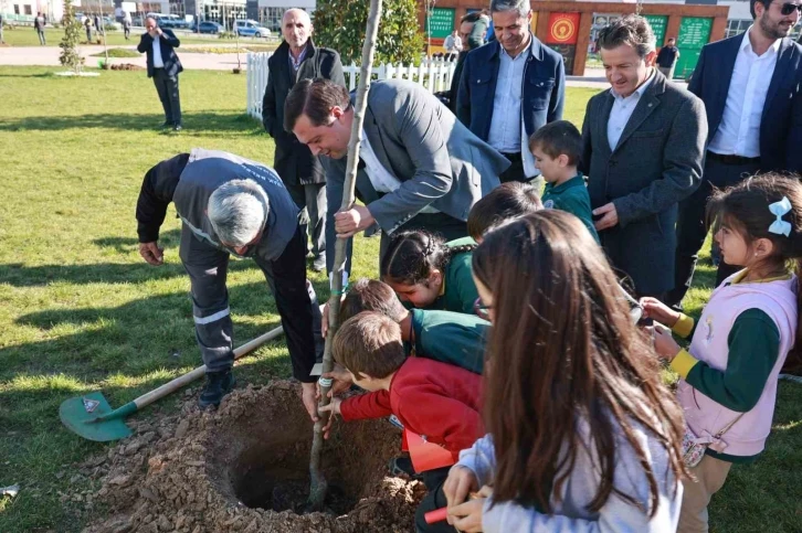 Fidanlar bu kez şehit öğretmenler anısına toprakla buluştu
