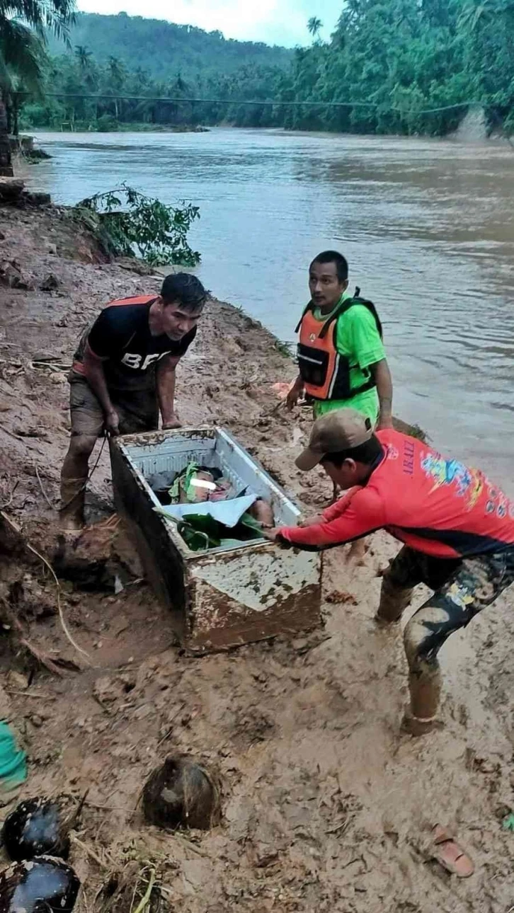 Filipinler’deki heyelandan buzdolabının içine saklanarak kurtuldu
