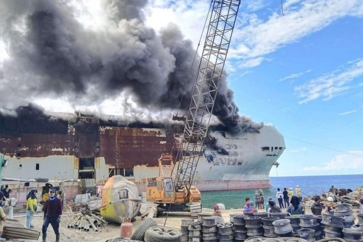 Filipinler'de kargo gemisi alev alev yandı