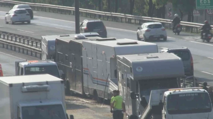 Film çekimine giden karavan zincirleme trafik kazasına neden oldu
