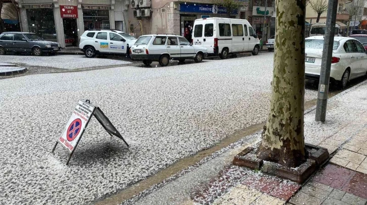 Fındık büyüklüğünde yağan dolu ilçeyi beyaza bürüdü
