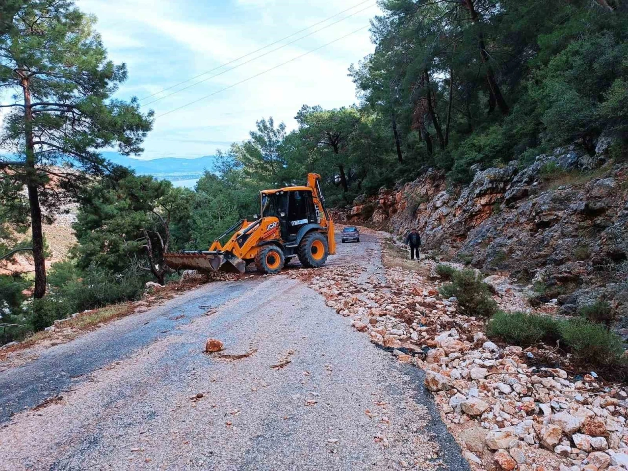 Finike’de taş ve mıcırla kaplanan yol temizlendi
