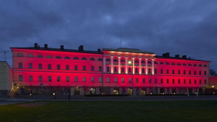 Finlandiya Dışişleri Bakanlığı binası Türk bayrağının renkleriyle ışıklandırıldı