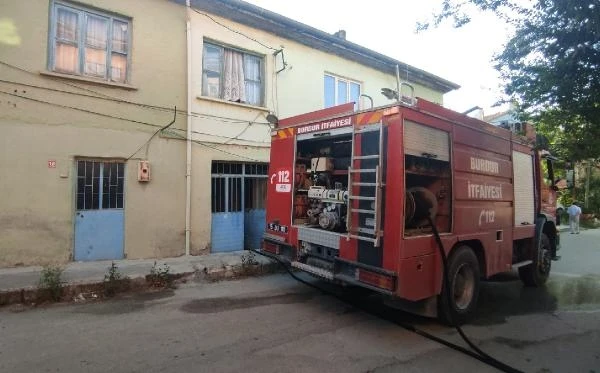 Fırında unutulan yemek evi yakıyordu